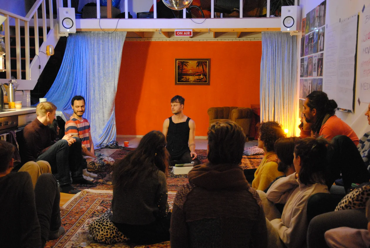 Mette Koppelaar facilitating a workshop about authentic relating and relationships