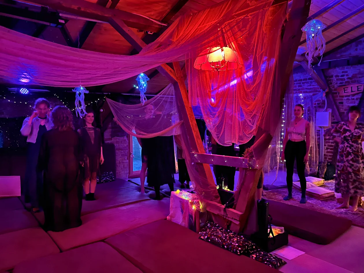 Gentle connection games during this sexuality retreat in Berlin