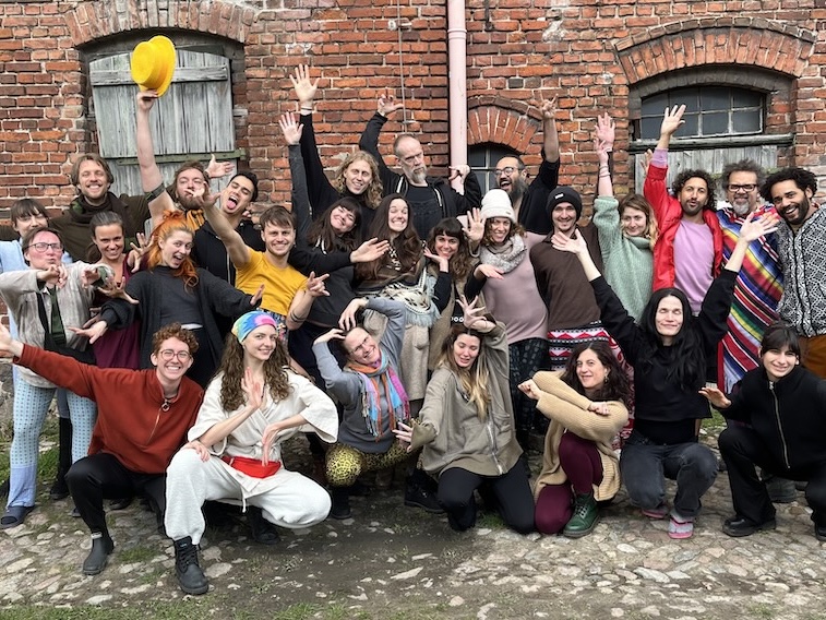 Group photo of participants in a authentic relating retreat in Berlin
